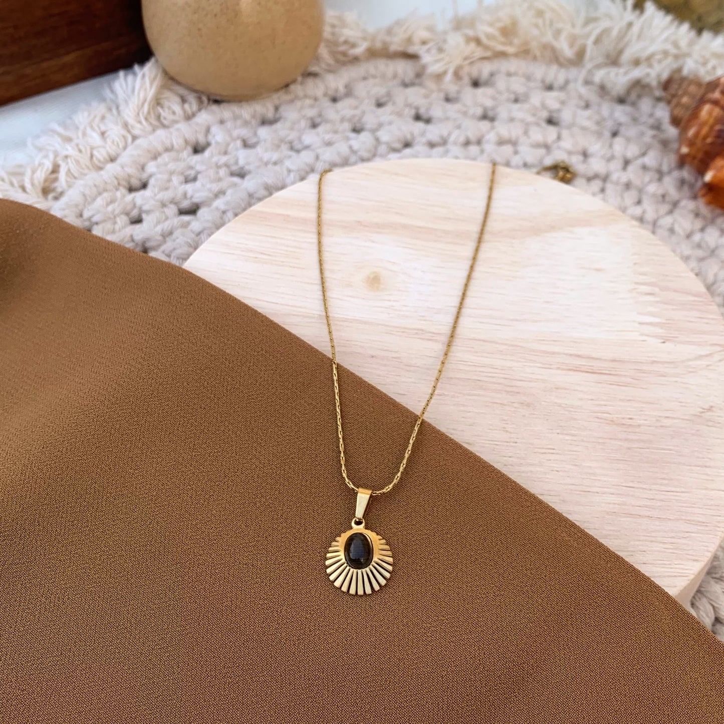 Dawn style black chain pendant
