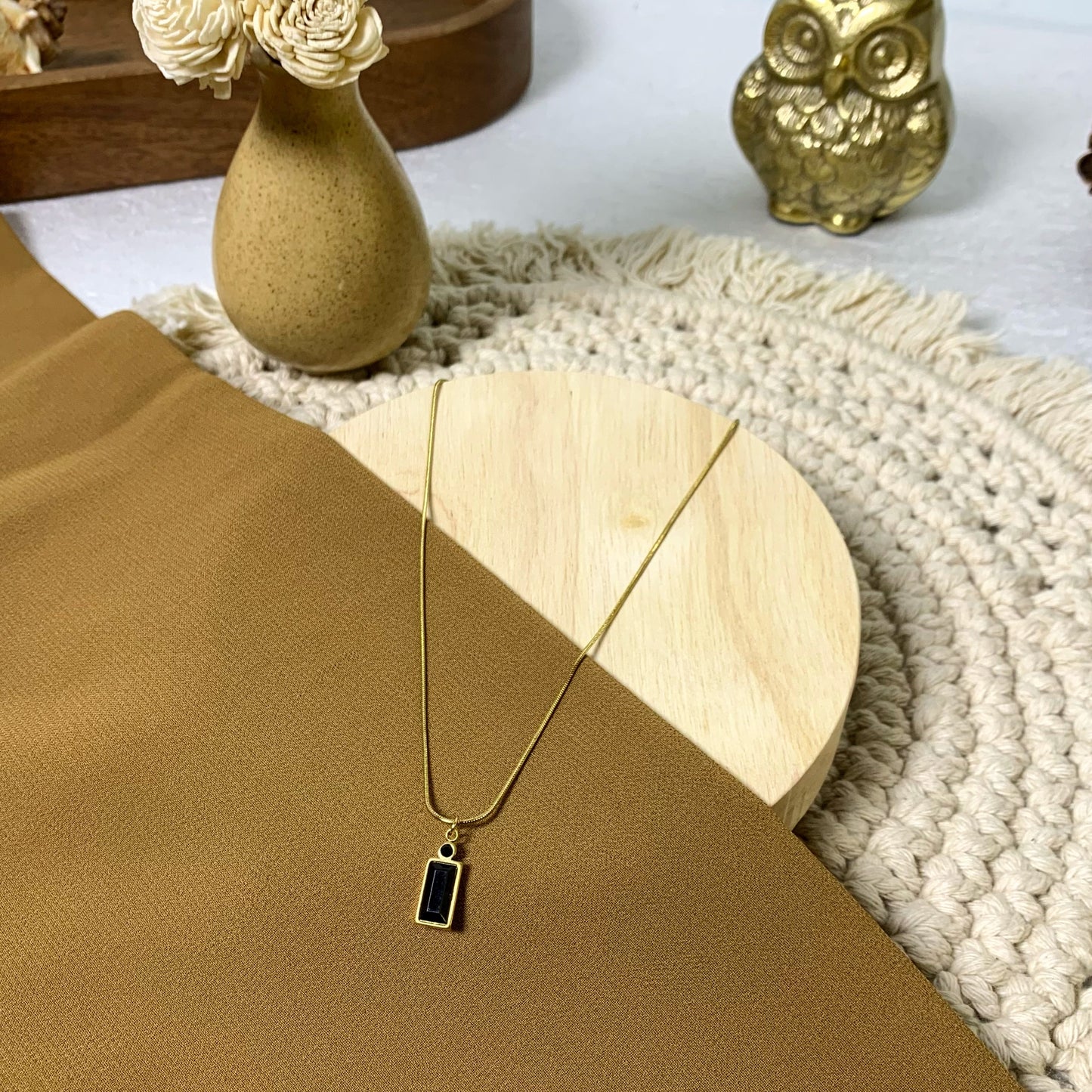 Black sleek chain pendant