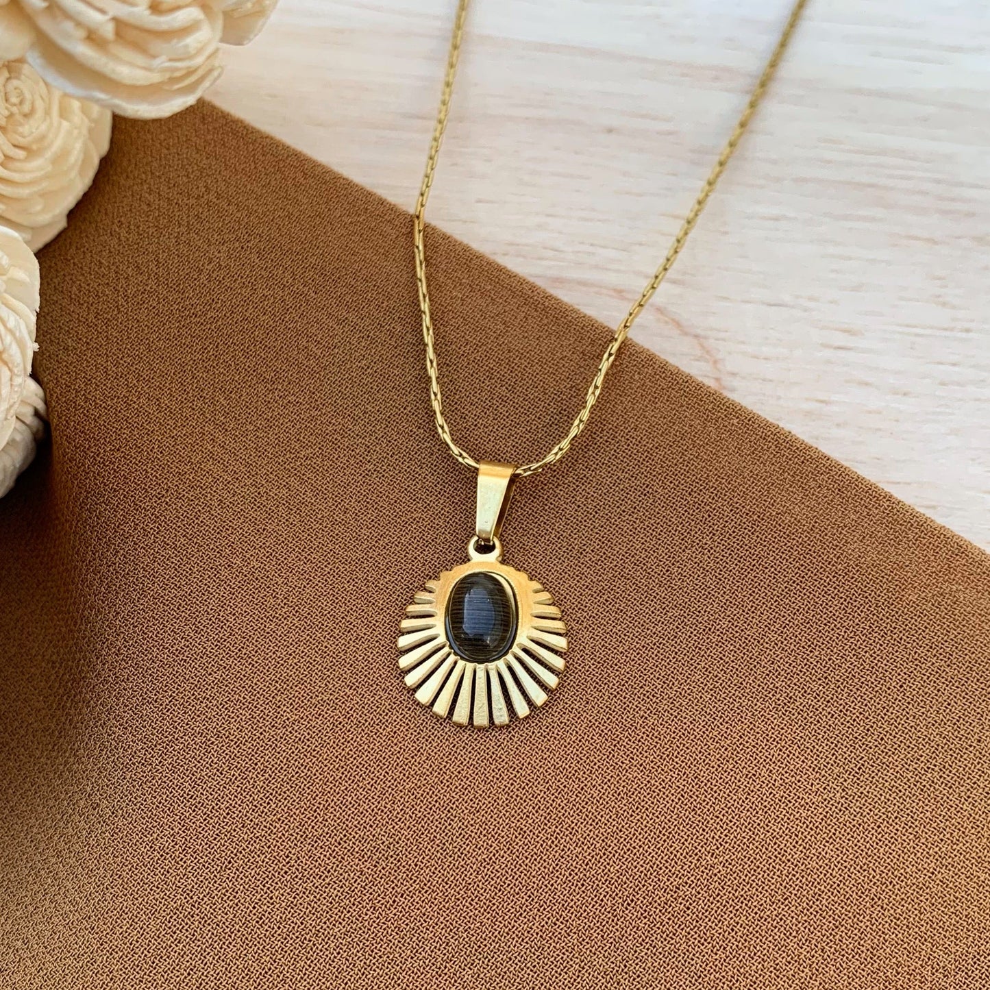Dawn style black chain pendant