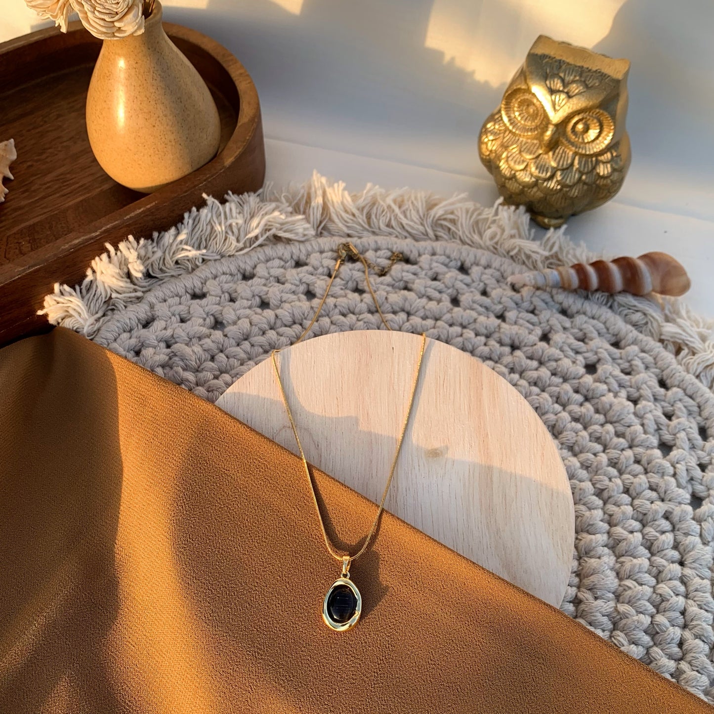 Pebble shape black chain pendant