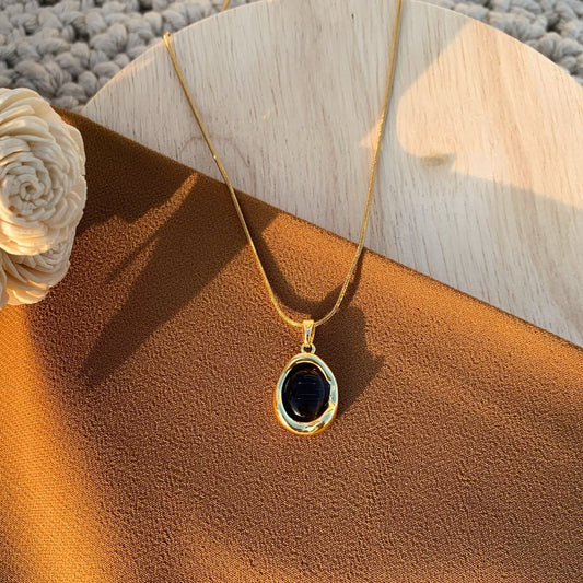 Pebble shape black chain pendant