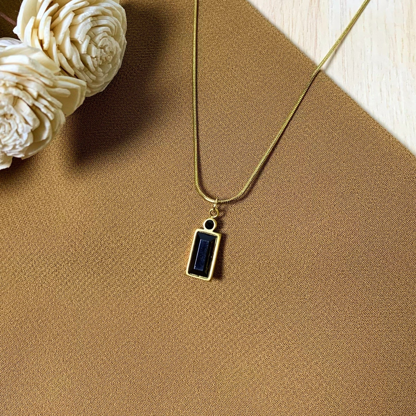 Black sleek chain pendant