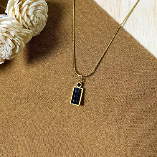 Black sleek chain pendant