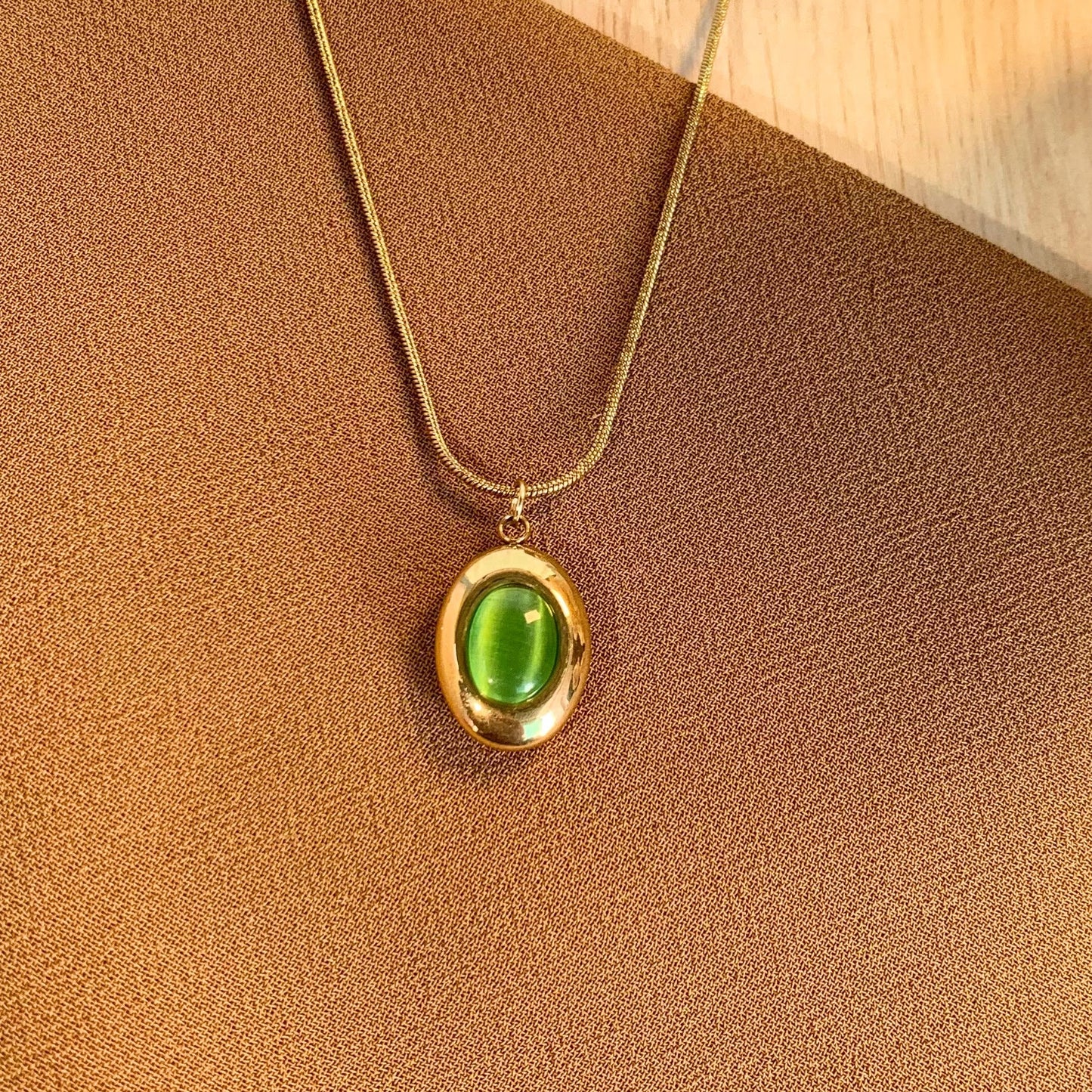 Geen aura oval chain pendant