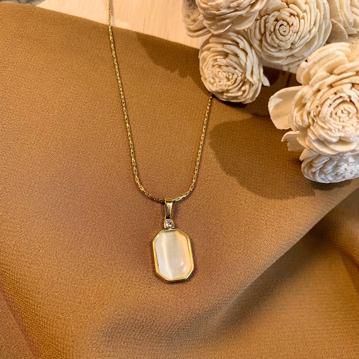 Pearl shade Dimond Touch Chain Pendant