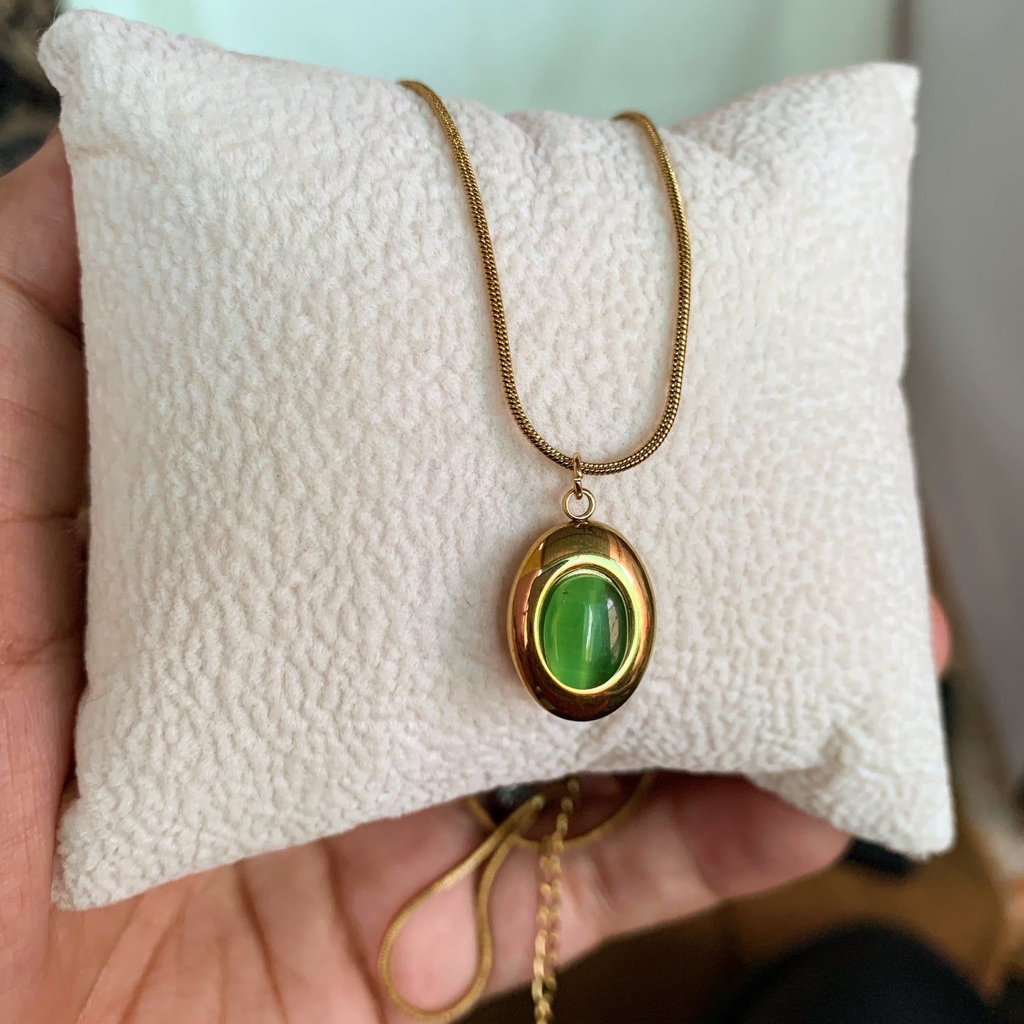 Geen aura oval chain pendant