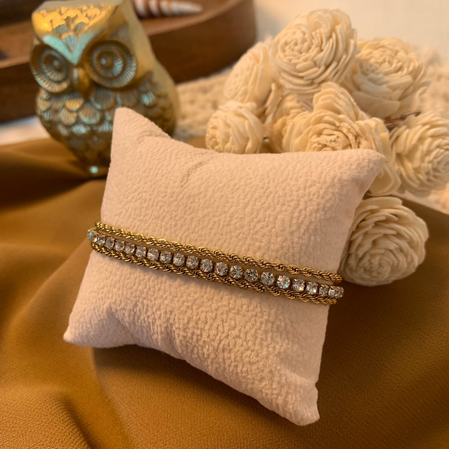 Elegant golden chain with diamond bracelet