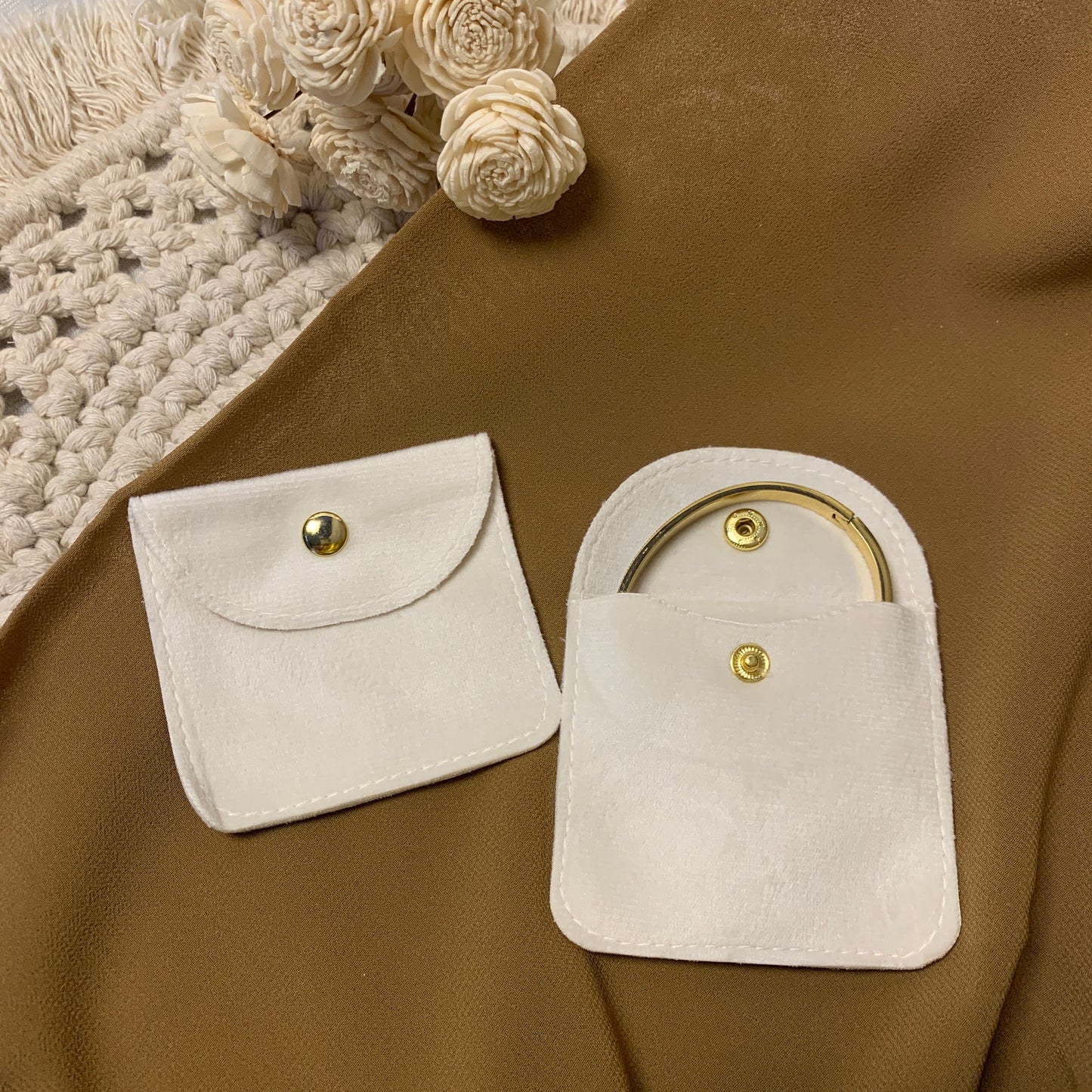 Soft velvet jewelry pouch (jewelry care)