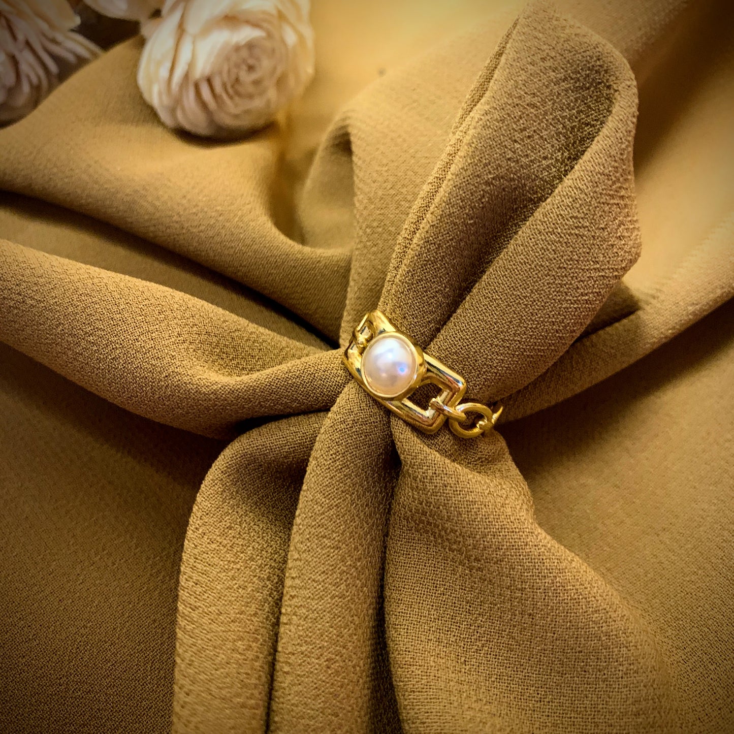 Sleek pearl aura ring