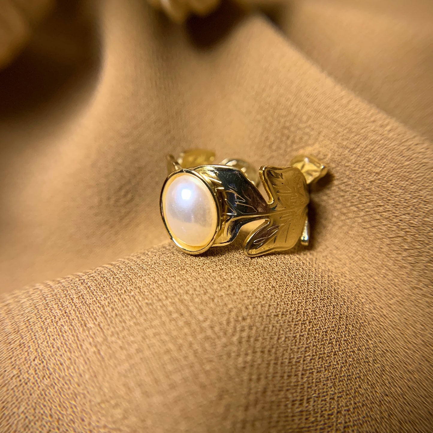 Bold petal pearl ring