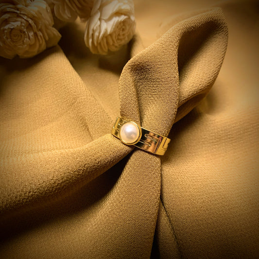 Soft chic pearl ring